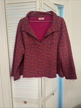 NATURAL LIFE Floral Collar Pullover in Fuchsia & Purple Accents